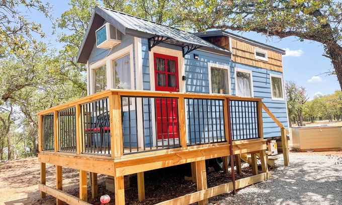 Eastland Cabin | Glorious 3 Lake Eastland Glamping Tiny Town Wyld Byrd