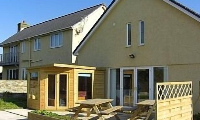 Bridgend House | Glynogwr Lodge has Spectacular Views and Scenery An Ideal Location just off M4.