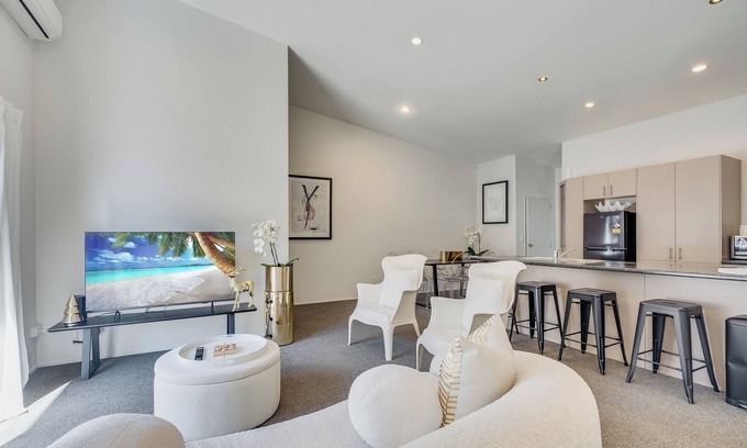 Mount Maunganui House | Golden 3-bedroom Retreat in beautiful Mount Maunganui with WiFi, AC