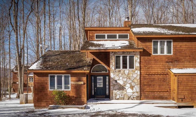 Timberline House | Golden Bear Inn - 78 Woods End Court Golden Bear Inn - Community Swimming & Fishing Pond, Hot Tub, Pet Friendly