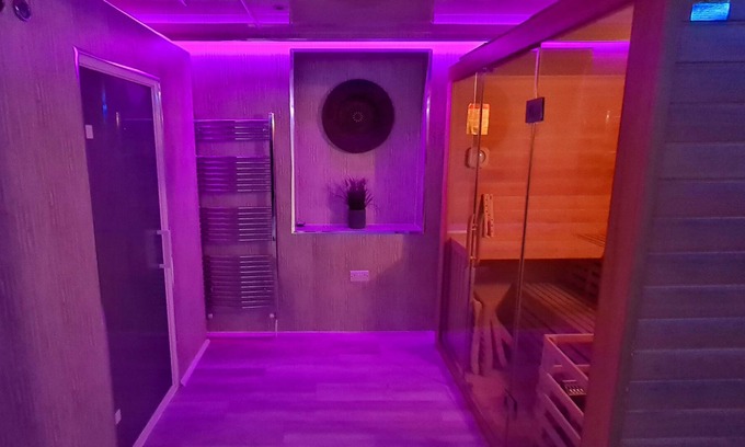 Mauchline Cottage | Golden crown spa suite - the queens landing - sleeps 4 guests in 1 bedroom