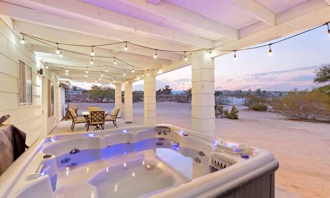 Joshua Tree House | 🌵Golden Desert Ranch - Hot Tub, Fire Pit and BBQ!🌵