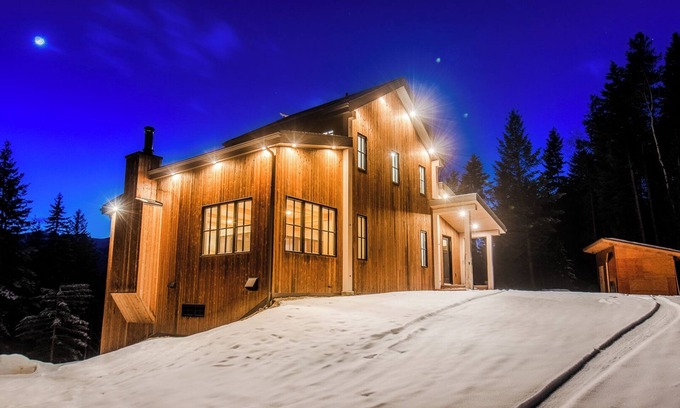 Golden House | Golden Hour: 3-bedroom luxury home in the Canadian Wilderness