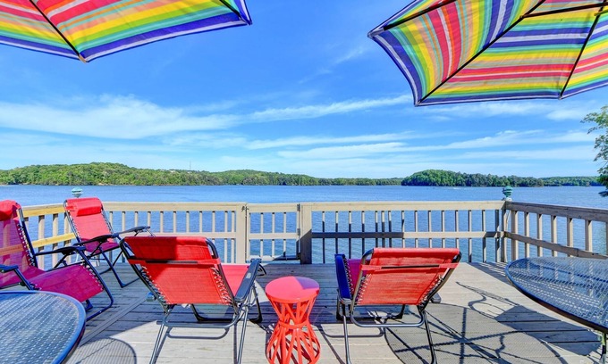 Gainesville House | Golden sunrise, big water views, and marina a hop away