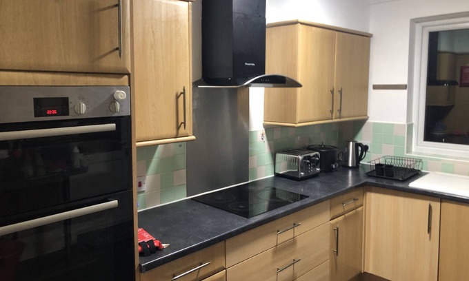 Hillingdon East House | Golden Villa - Charming 3-Bed House in Uxbridge