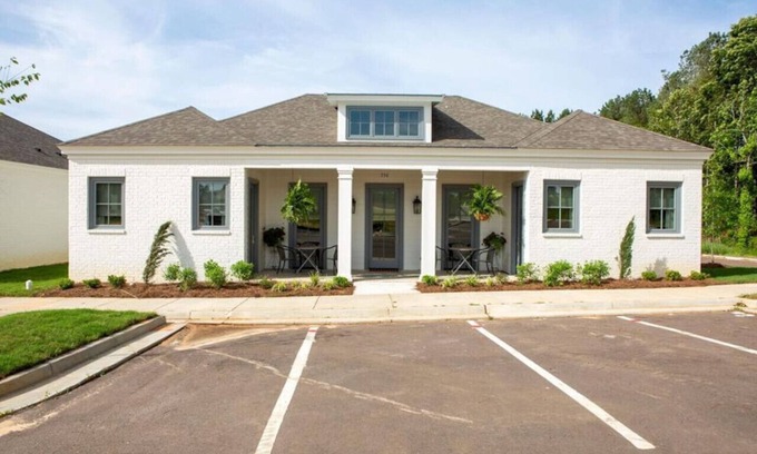 Oxford House | Golf Cottage at Country Club