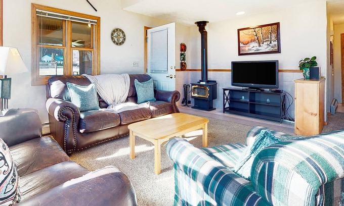 Woodstock Condo | Golf-course condo with W/D, WiFi, deck, pools, hot tub, tennis, & game room