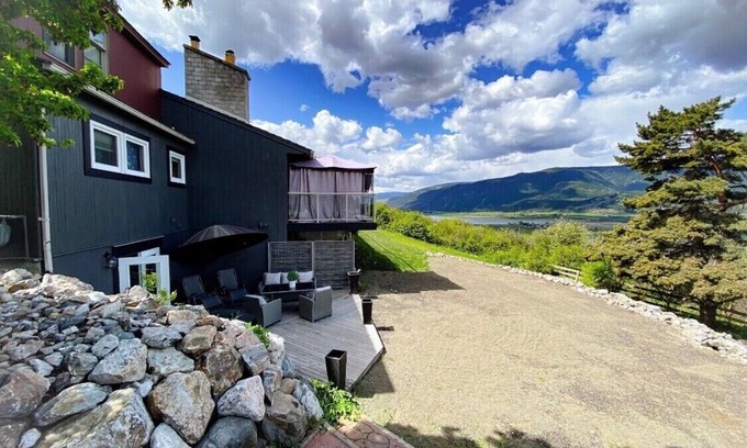 Vernon Apartment | Golf course , mountains and lake views Stepping Stones Retreat