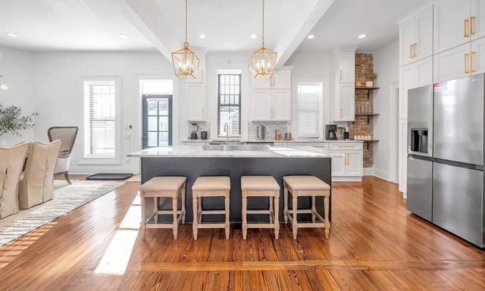 Lexington House | Golf Simulator | Hot Tub | Putting Green | Game Room |