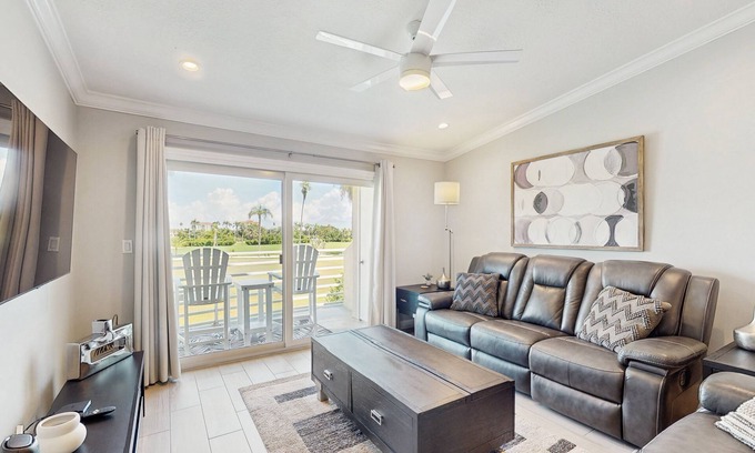 Isla del Sol Condo | Golf-view retreat with heated pool and hot tub - central AC & private W/D