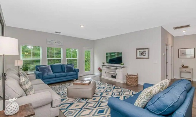 Red Hill House | Golfers Getaway! Stunning Golf Course Home with Pool Table, Ping Pong, and More at Legends!