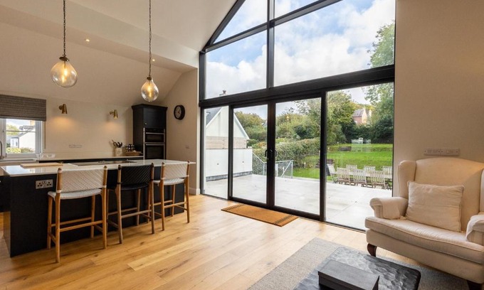 Newport House | Golwg y Lan - A stunning home for 10 with sea views