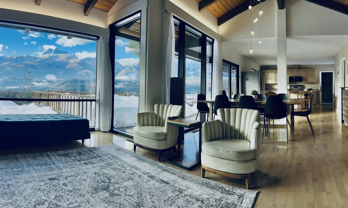 Revelstoke House | Gondola base | Stunning views | Hot tub | Sauna | Business #0005235
