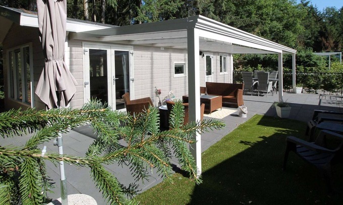 De Bult House | Good chalet with dishwasher, surrounded by forest
