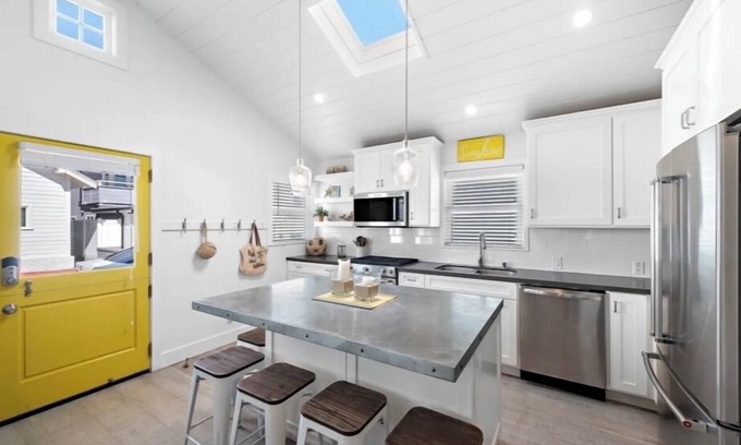 West Newport House | Good Day Sunshine Cottage-Newly updated! Light and Airy w parking