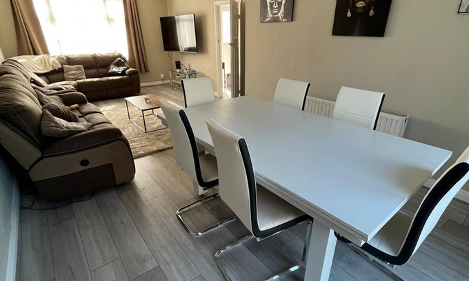 Redbridge House | Good sized family home awaits for you to enjoy