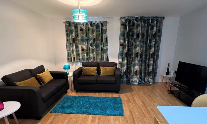 Corby House | Goodwood View perfect for contractors or families