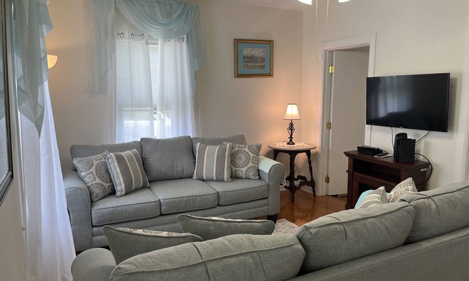 West End Apartment | Goose Pond One Less than 1 mile to All Star Village,1st floor, immaculate apt