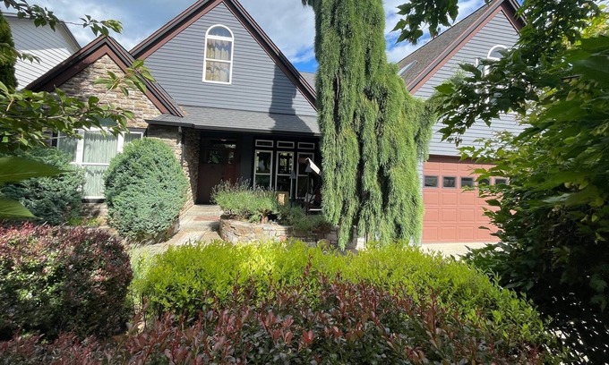 Hood River House | Gorge Getaway in Hood River