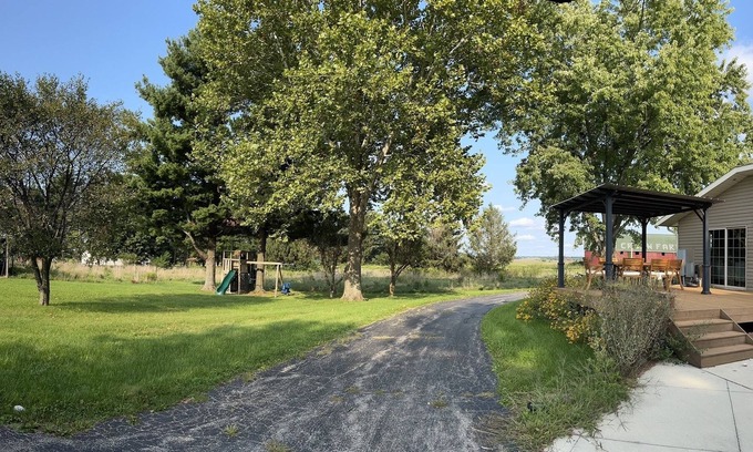 Urbana Other | Gorgeous 10 acre farmhouse retreat-complete with outdoor entertainment space