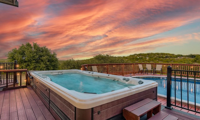 Spicewood Villa | GORGEOUS 10 ACRE HILL COUNTRY ESTATE HOT TUB+GAME ROOM mins to Lake Travis