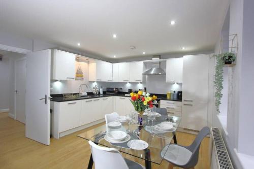 Reading City Centre Apartment | Gorgeous 2 Bed 2 Bath Flat and Parking by CozyNest