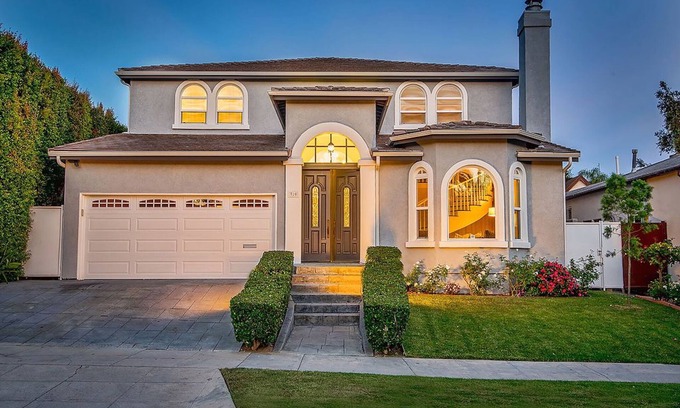 Mid-Wilshire House | Gorgeous 3700 Sq Ft , 7 bedroom 5.5 bathroom Home