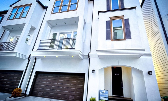 Shady Acres House | Gorgeous 3BD Townhouse in trendy area near downtown