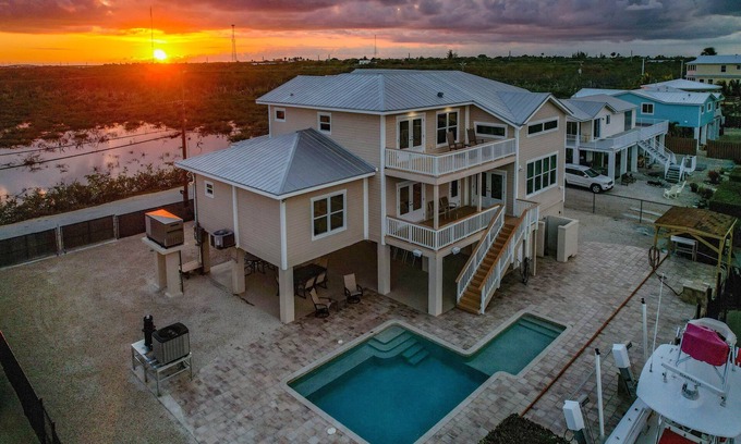 Ramrod Key House | Gorgeous 4 bedroom 5 bath pool home with excellent boating