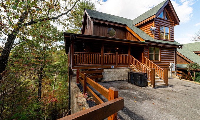 Sevierville Cabin | ⭐Gorgeous 4bd/4.5ba⛰️Gated Resort w/Indoor Pool🏊