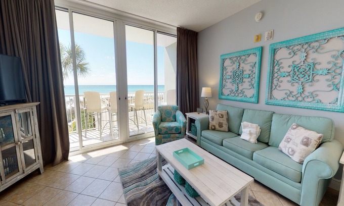 Fort Walton Beach Condo | Gorgeous beachfront condo w/ocean views, shared pool, and beach access