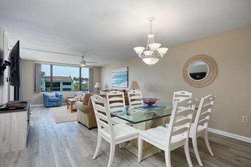 Sanibel House | Gorgeous Beachfront Condo at Loggerhead Cay
