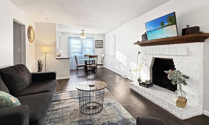 Clive House | Gorgeous Clive Charmer, Near Shops, Trails & More!