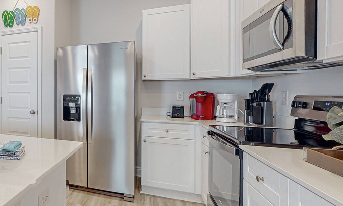 Gulf Breeze House | Gorgeous coastal townhome with plenty of space and outdoor space