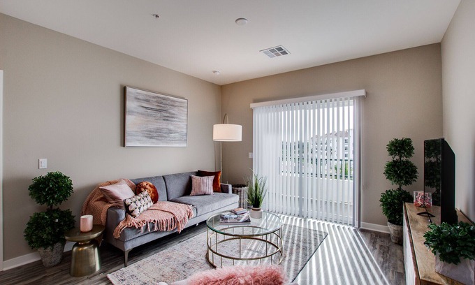 Chandler Condo | Gorgeous Condo Large Resort Pool & mountain views! 30 Night Min!