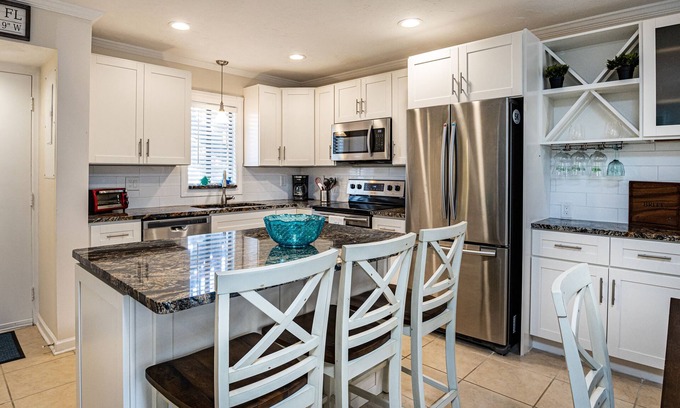 Sarasota Condo | Gorgeous condo walking distance to Siesta Key Beach! NOV and DEC special rates!