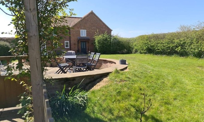 Dereham Cottage | Gorgeous cottage Brisley, 3 bed garden village pub & walks