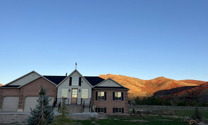 Huntsville Other | Gorgeous French Farmhouse/Ranchette/Ski Chalet in Idyllic Huntsville/Eden Valley