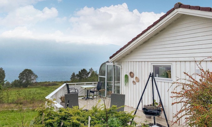 Hyllestad House | Gorgeous home in Sørbøvågen with WiFi