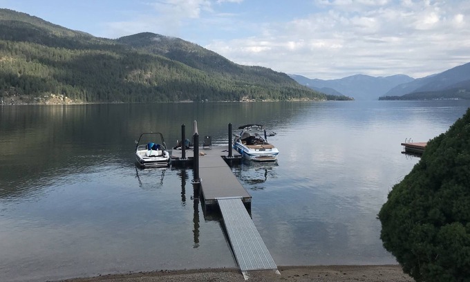 Christina Lake House | Gorgeous Lake Front Cabin with 105 feet of private beach