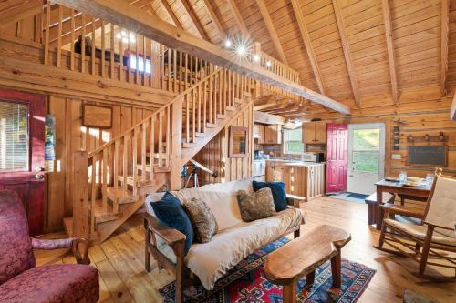 Vesta House | Gorgeous Log Cabin - Wineries, Dan River, Hiking
