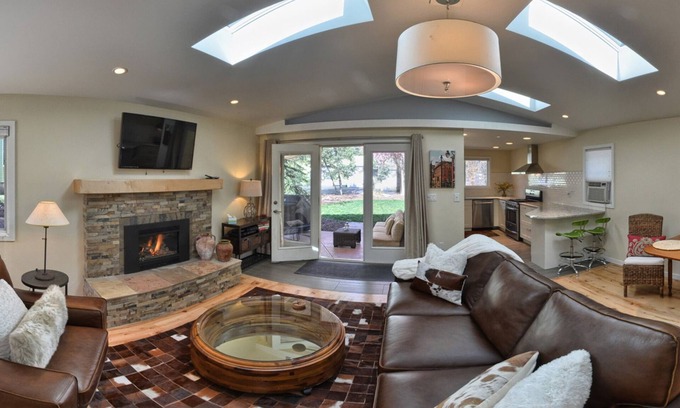 Broadmoor Cottage | Gorgeous New Canyon Cottage steps to 5 star Broadmoor and limitless trail system