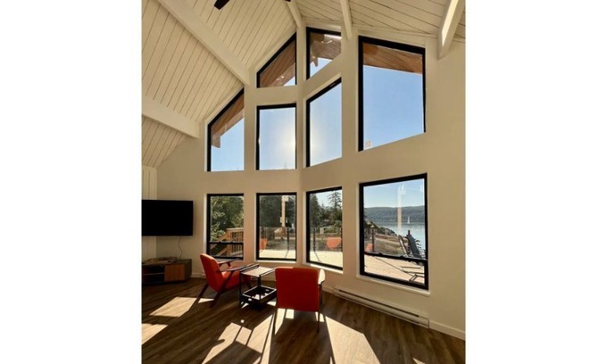 Halfmoon Bay House | Gorgeous Newly Renovated Ocean Front Home