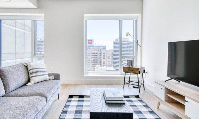Downtown Oakland Apartment | Gorgeous Oakland 1BR w/AC, W/D, Sky Deck, next to BART, by Blueground