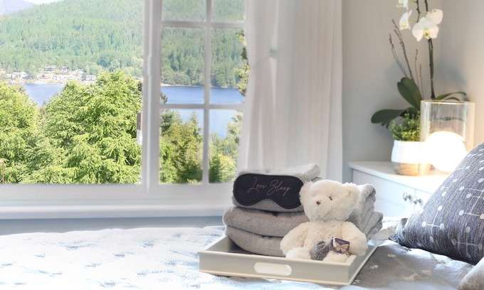 Deep Cove House | Gorgeous Oceanview House 5 min from Deep Cove