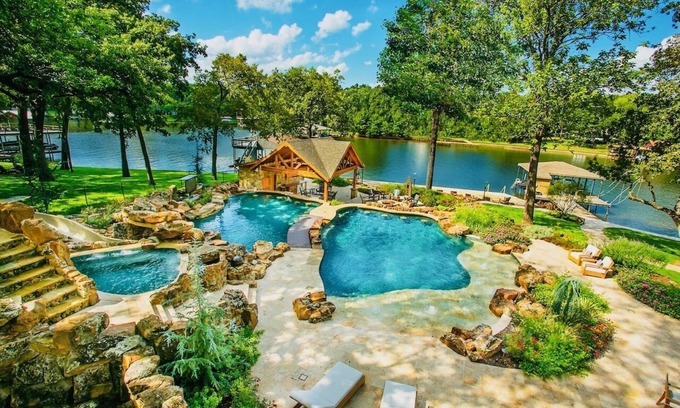 Enchanted Oaks House | Gorgeous Resort-style Retreat on Cedar Creek Lake