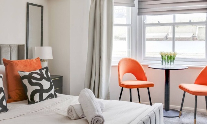 Southend-on-Sea Apartment | Gorgeous & Stylish Studio City Centre Nr Beach & High St by Luxiety Stays