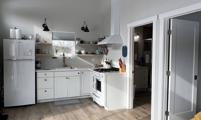 Butte Cabin | Gorgeous Tiny home with stunning views. Access to Alaskas most renowned hiking