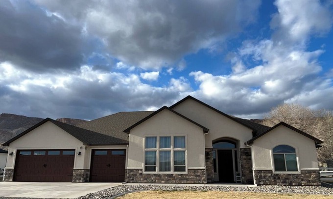 Palisade House | Gorgeous tranquil 4BR Palisade home on peach orchard w/incredible mountain views