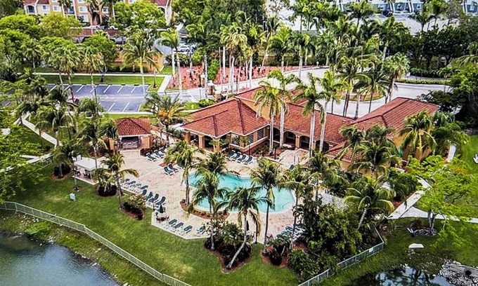 Naples Condo | Gorgeous two bedroom two bath condo in gated community minutes from the ocean.